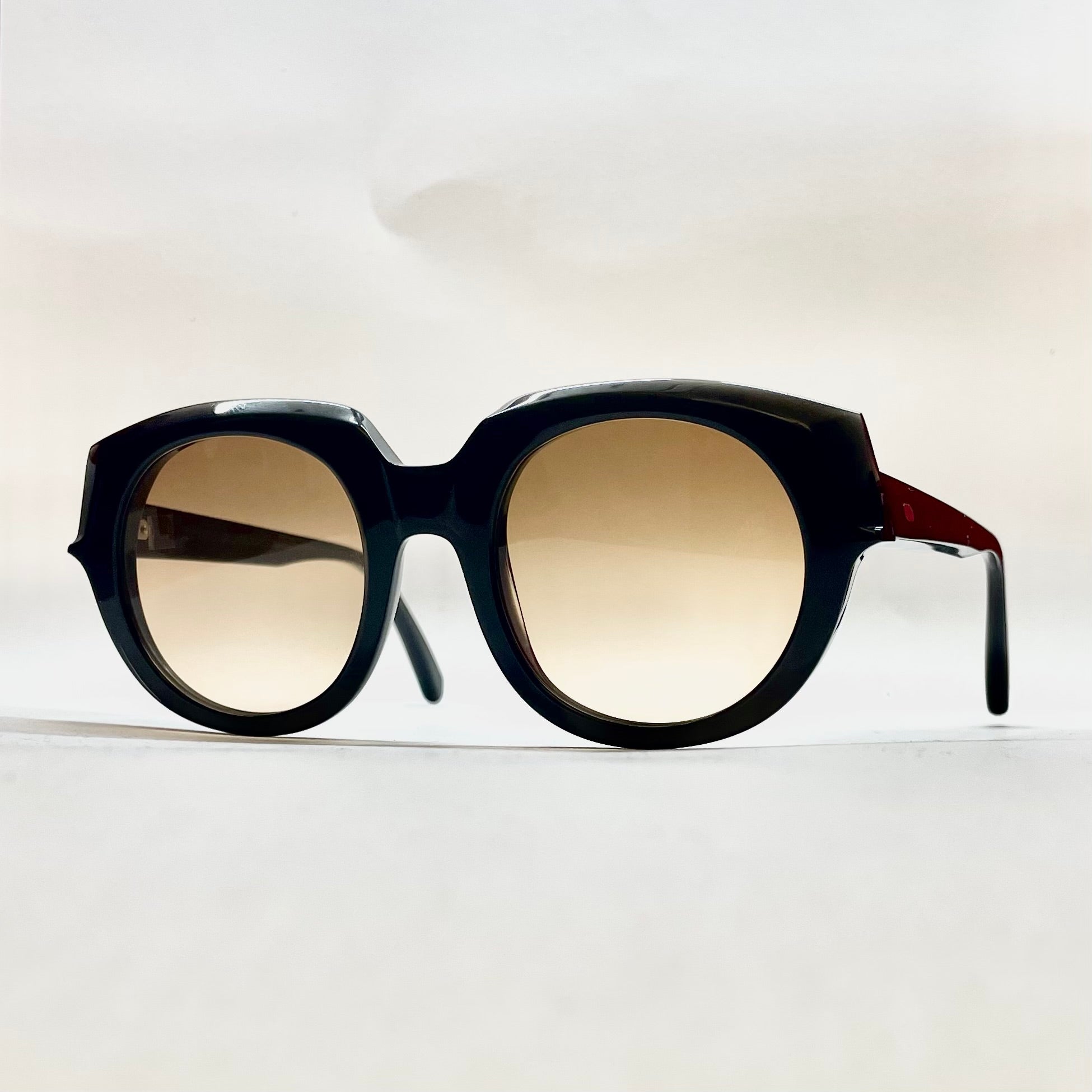 HUYSMAN BACK IN BLACK
